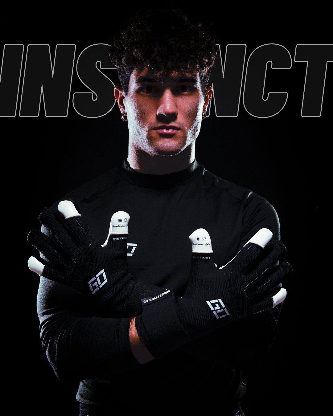 Portiere con i guanti GO Instinct Black incrociati