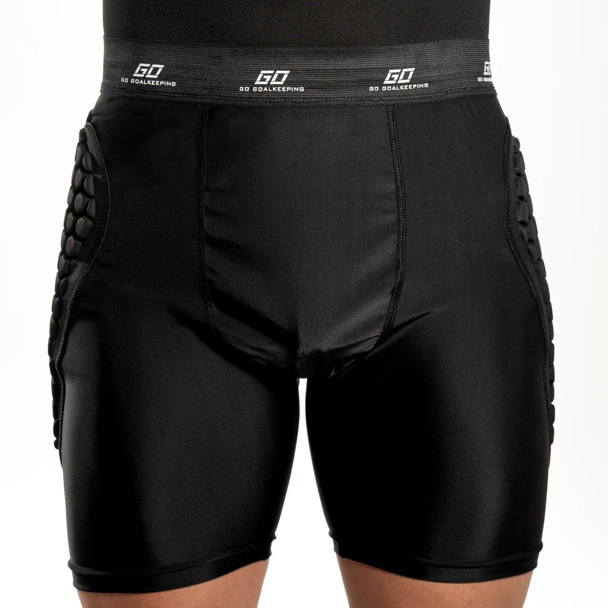 GO Compressed Shorts visti di fronte: cintura elastica e protezioni sui fianchi